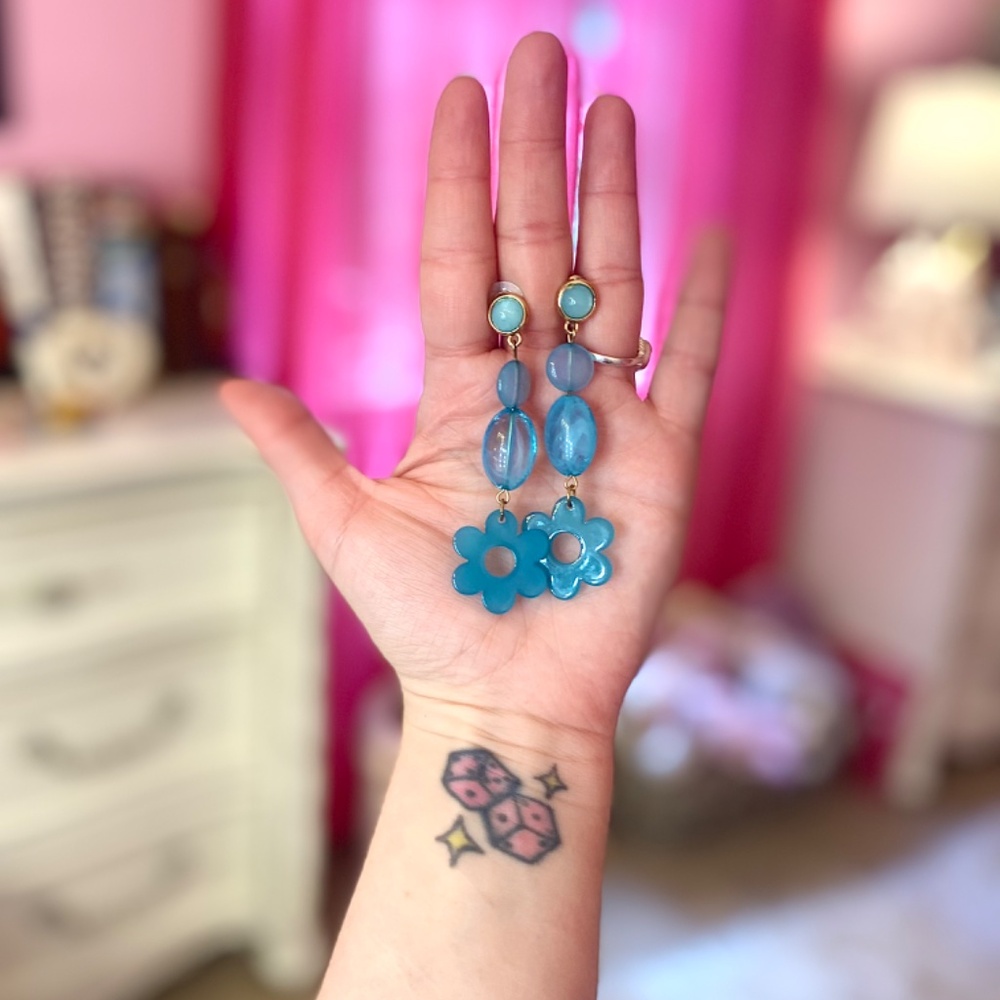 Urban Outfitters Blue Flower Acrylic Plastic Dangle Drop & Linear Earring Women - Picture 4 of 4